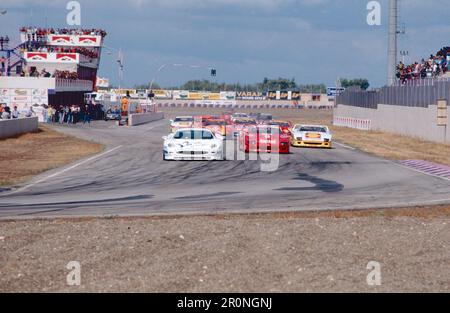 Jaguar XJ220 und Ferrari F40 Rennwagen auf der italienischen GT Binetto, Italien 1993 Stockfoto