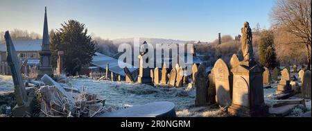 Frostbedeckter Friedhof an einem Wintermorgen auf dem Friedhof der alten Methodistenkirche an der St. George's Road. Grabsteine in seltsamen Winkeln. Stockfoto