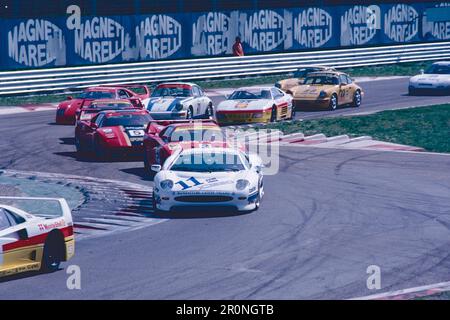 Jaguar XJ220 und Ferrari F40 Rennwagen auf der italienischen GT Monza, Italien 1993 Stockfoto