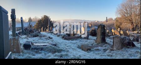 Frostbedeckter Friedhof an einem Wintermorgen auf dem Friedhof der alten Methodistenkirche an der St. George's Road. Grabsteine in seltsamen Winkeln. Stockfoto