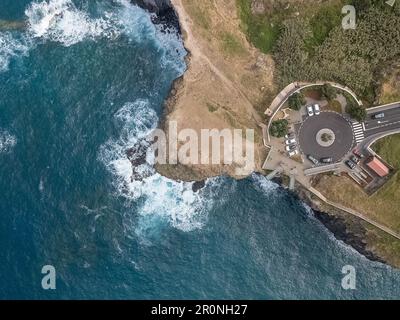 Fantastischer Blick aus der Vogelperspektive vom Crane Viewpoint oder Miradouro do Guindaste, dem berühmten Extrempunkt der Insel und dem Meer, das gegen die cli stürzt Stockfoto