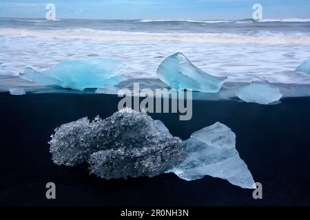 Eisblöcke am Black Diamond Beach im Südosten Islands, Breidamerkursandur, Island, Europa Stockfoto