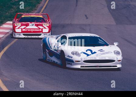 Jaguar XJ220 und Ferrari F40 Rennwagen auf der italienischen GT Monza, Italien 1993 Stockfoto