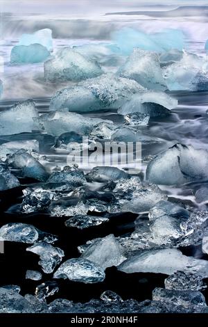 Eisblöcke am Black Diamond Beach im Südosten Islands, Breidamerkursandur, Island, Europa Stockfoto