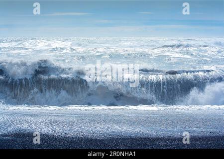 Brechende Wellen am schwarzen vulkanischen Sandstrand im Südosten Islands, Islands, Europas Stockfoto