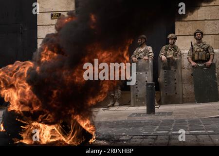 Beirut, Beirut, Libanon. 9. Mai 2023. Libanesische Soldaten beobachten, wie Reifen auf einer Straße brennen, während Bankeinleger in der Nähe des Parlaments am 9. Mai 2023 in Beirut, Libanon, protestieren. Die Brände wurden von Bankeinlegern angezündet, die seit 2019, als die Wirtschaft zusammenbrach, gegen illegale Beschränkungen protestierten, die von lokalen Banken für Abhebungen und Überweisungen verhängt wurden. (Kreditbild: © Daniel Carde/ZUMA Press Wire) NUR REDAKTIONELLE VERWENDUNG! Nicht für den kommerziellen GEBRAUCH! Kredit: ZUMA Press, Inc./Alamy Live News Stockfoto