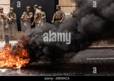 Beirut, Beirut, Libanon. 9. Mai 2023. Libanesische Soldaten beobachten, wie Reifen auf einer Straße brennen, während Bankeinleger in der Nähe des Parlaments am 9. Mai 2023 in Beirut, Libanon, protestieren. Die Brände wurden von Bankeinlegern angezündet, die seit 2019, als die Wirtschaft zusammenbrach, gegen illegale Beschränkungen protestierten, die von lokalen Banken für Abhebungen und Überweisungen verhängt wurden. (Kreditbild: © Daniel Carde/ZUMA Press Wire) NUR REDAKTIONELLE VERWENDUNG! Nicht für den kommerziellen GEBRAUCH! Kredit: ZUMA Press, Inc./Alamy Live News Stockfoto