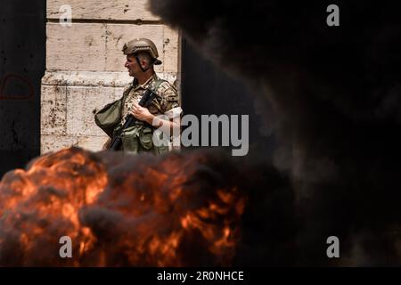 Beirut, Beirut, Libanon. 9. Mai 2023. Libanesische Soldaten beobachten, wie Reifen auf einer Straße brennen, während Bankeinleger in der Nähe des Parlaments am 9. Mai 2023 in Beirut, Libanon, protestieren. Die Brände wurden von Bankeinlegern angezündet, die seit 2019, als die Wirtschaft zusammenbrach, gegen illegale Beschränkungen protestierten, die von lokalen Banken für Abhebungen und Überweisungen verhängt wurden. (Kreditbild: © Daniel Carde/ZUMA Press Wire) NUR REDAKTIONELLE VERWENDUNG! Nicht für den kommerziellen GEBRAUCH! Kredit: ZUMA Press, Inc./Alamy Live News Stockfoto