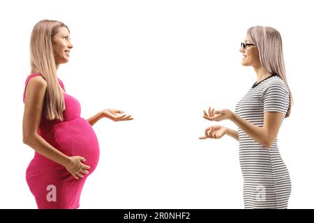 Profilaufnahme einer schwangeren Frau, die ein Gespräch mit einer anderen Frau führt, isoliert auf weißem Hintergrund Stockfoto