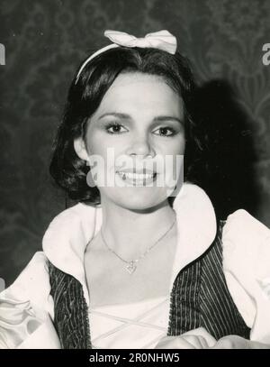 Irische Schauspielerin Dana Rosemary Scallon als Schneewittchen in der Theaterproduktion Schneewittchen und die sieben Zwerge, UK 1983 Stockfoto