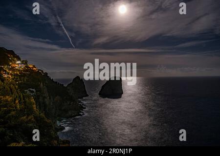 Capri und die Faraglioni Felsen bei Vollmond, Capri Island, Golf von Neapel, Italien Stockfoto