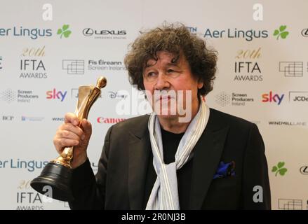 Dublin, Irland. 7. Mai 2023 Stephen Rea, Gewinner der Auszeichnung „Bester unterstützender Schauspieler für die Engländer“, bei der Fotokonferenz der Gewinner bei den Irish Film and Television Awards (IFTAs), Dublin Royal Convention Centre. Kredit: Doreen Kennedy/Alamy Live News. Stockfoto