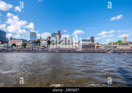 Hafengeburtstage und Blick auf die Landungsbrücken im Hamburger Hafen, Norddeutschland Stockfoto