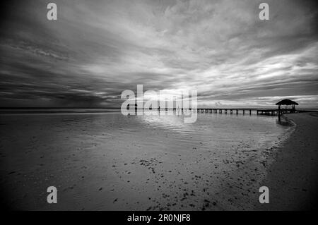 Strandpanorama mit Blick auf ein Standhaus mit Holzsteg. Cayo Guillermo, Jardines del Rey; Kuba; Karibik Stockfoto