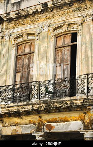 Fassade mit Stuhl auf dem Balkon in den Straßen von Havanna. Kuba Stockfoto