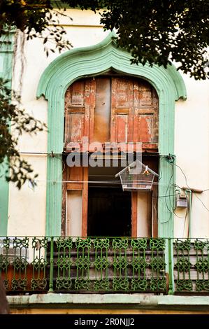 Balkon mit Vogelkäfig in der Altstadt von Havanna in Kuba. Stockfoto