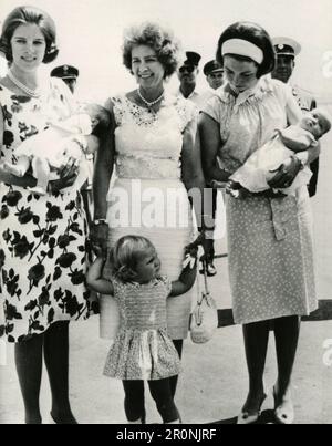 Königin Anne-Marie von Griechenland hält ihre Tochter Alexia, Königin Mutter Frederika und Prinzessin Sophie, Athen, Griechenland 1965 Stockfoto