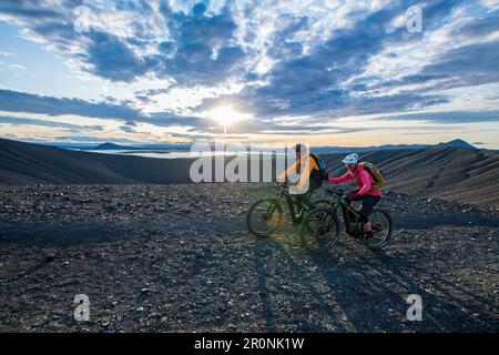Island, Road Trip, Mitsommernacht, Mountainbike, MTB, Vulkan, Myvatn, Radfahren, E-Bike, Staub Stockfoto