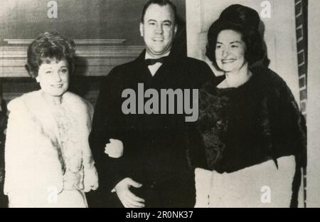 Mrs. Lyndon Johnson posiert mit Mr. Und Mrs. Gerard Nugent vor dem City Tavern Club in Georgetown, Washington, USA 1965 Stockfoto