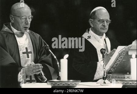 Papst Paul VI. Feiert die Messe mit einem anderen Spitzenpriester, Vatikanstadt 1965 Stockfoto