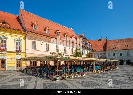 Restaurant auf der Piata Mare, Sibiu, Siebenbürgen, Rumänien Stockfoto