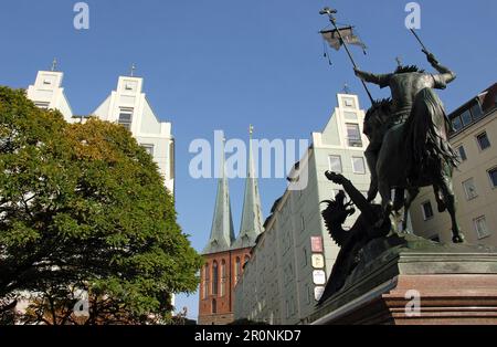 Berlin, Deutschland: Statue des Heiligen Georg, der einen Drachen im Nikolaiviertel, der Altstadt, tötet. Stockfoto