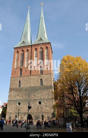 Berlin, Deutschland: Das Nikolaimuseum mit seinen Zwillingstürmen im Nikolaiviertel, dem ältesten Teil der Stadt. Stockfoto