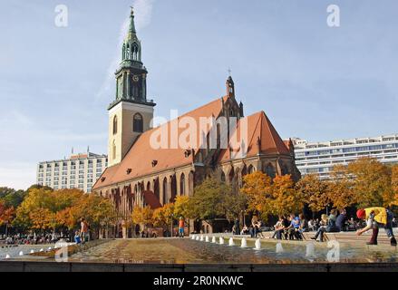 Berlin: St. Marienkirche oder Marienkirche im Zentrum Berlins. Ein Pool mit Springbrunnen im Vordergrund. Stockfoto