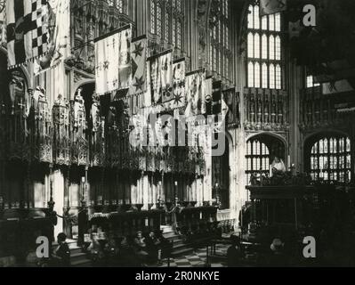 Innenansicht von Heinrich VII's Chapel in Westminster Abbey mit Bannern der Ritter des Bades, die über dem Stand hängen, London England, 1965 Stockfoto