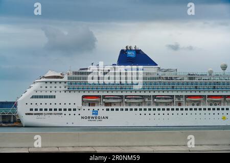 MIAMI BEACH, FL, -17. FEBRUAR 2023 - View of the Norwegian Pearl, ein Kreuzfahrtschiff, das von Norwegian Cruise Lines (NCL) in Port Miami in Florida, den Larges, betrieben wird Stockfoto