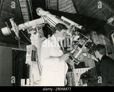 Richard L. Gregory, Leiter der Abteilung für Experimentelle Psychologie an der Universität Cambridge, mit seiner Erfindung: Das Solid Image Microscope, UK 1966 Stockfoto