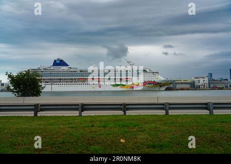 MIAMI BEACH, FL, -17. FEBRUAR 2023 - View of the Norwegian Pearl, ein Kreuzfahrtschiff, das von Norwegian Cruise Lines (NCL) in Port Miami in Florida, den Larges, betrieben wird Stockfoto