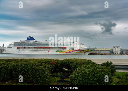 MIAMI BEACH, FL, -17. FEBRUAR 2023 - View of the Norwegian Pearl, ein Kreuzfahrtschiff, das von Norwegian Cruise Lines (NCL) in Port Miami in Florida, den Larges, betrieben wird Stockfoto