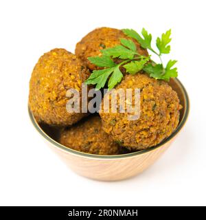 Ganze und halbe Falafel, isoliert auf weißem Hintergrund Stockfoto