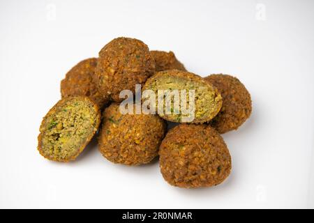 Ganze und halbe Falafel, isoliert auf weißem Hintergrund Stockfoto