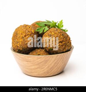 Ganze und halbe Falafel, isoliert auf weißem Hintergrund Stockfoto