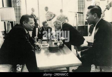 US-Verteidigungsminister Robert McNamara, Südvietnamesischer Premierminister Nguyen Cao Ky, US-Präsident Johnson und Generalleutnant Nguyen Van Thieu auf der Honolulu Conference, Hawaii 1966 Stockfoto