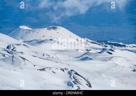 Schneebedeckter Krater auf dem Ätna, Mittelmeer im Hintergrund, Monte Ätna, UNESCO-Weltkulturerbe, Ätna, Sizilien, Italien Stockfoto