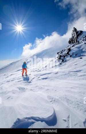 Frau auf Skitour steigt mit Sturm auf den Ätna, Monte Ätna, UNESCO-Weltkulturerbe, Ätna, Sizilien, Italien Stockfoto