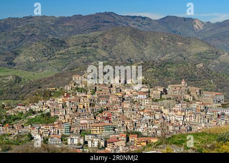 Blick auf Castiglione di Sicilia, Sizilien, Italien Stockfoto