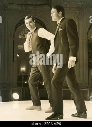 Herrenmode: Modelle in Anzügen des britischen Designers Hardy Amies, UK 1965 Stockfoto