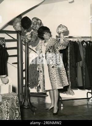 Italienische Schauspielerin Gina Lollobrigida trägt Leopardenfell, 1950er Stockfoto