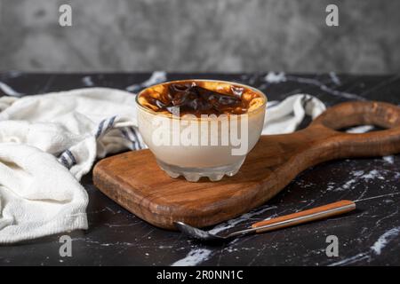 Milchreis auf dunklem Hintergrund. Reispudding Dessert mit Milch. Türkische Köstlichkeiten Stockfoto