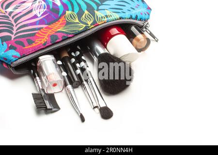 Make-up-Tasche mit Make-up-Pinseln auf weißem Hintergrund mit Kopierbereich Stockfoto