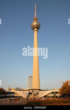 Berlin: Berliner Fernsehturm. Der Fernsehturm im Zentrum Berlins. Stockfoto