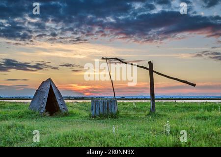 Traditioneller Brunnen mit Farben im Hintergrund, Neusiedler See, Nationalpark Neusiedler See, UNESCO-Weltkulturerbe Neusiedler See, Burgen Stockfoto