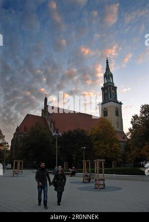 Berlin, Deutschland: St. Marienkirche oder Marienkirche im Zentrum Berlins bei Dämmerung. Stockfoto