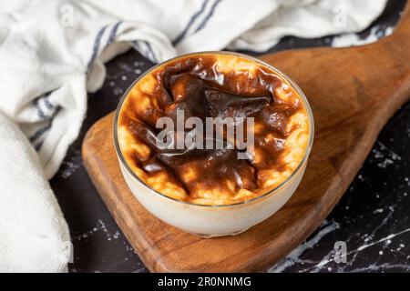 Milchreis auf dunklem Hintergrund. Reispudding Dessert mit Milch. Türkische Köstlichkeiten. Lokaler Name sütlac. Schließen Stockfoto