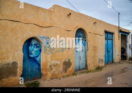 Djerba, Tunesien. 9. Mai 2023: Djerba, Tunesien. 09. Mai 2023 Das malerische Viertel von Tunesiens Djerbahood mit seiner traditionellen Architektur und Wandmalereien, die von mehreren Künstlern auf der ganzen Welt gemalt wurden. Djerbahood befindet sich im Dorf Erriadh, früher Hara Sghira genannt, auf der tunesischen Insel Djerba. Mit seiner verstreuten Straßenkunst gilt Djerbahood als Freilichtmuseum und ist gleichzeitig ein beliebtes Reiseziel für Touristen in Tunesien. Kredit: ZUMA Press, Inc./Alamy Live News Stockfoto