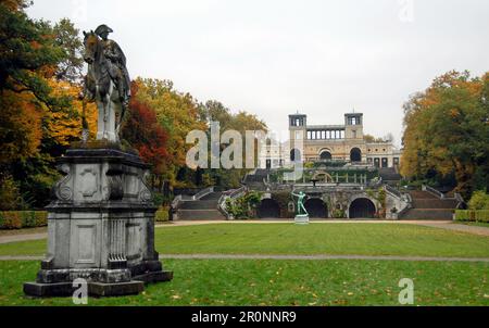 Sanssouci, Potsdam: Die Orangerie im Sanssouci Park in Potsdam mit Statuen und Rasen. Stockfoto